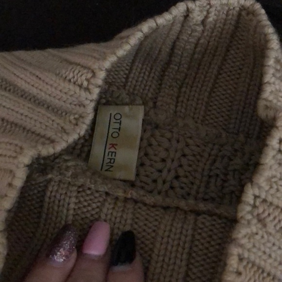 Sweater with short midriff. - Picture 2 of 4